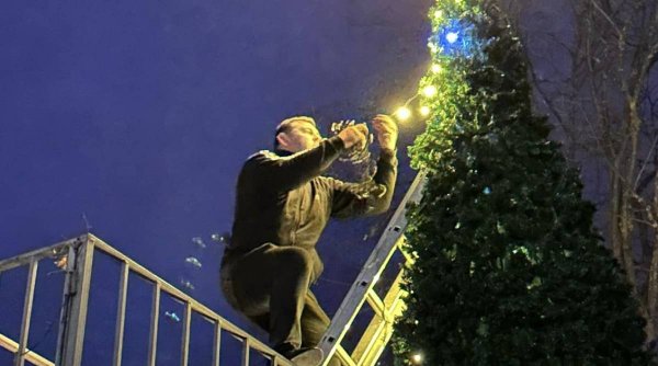Un primar din Moldova s-a apucat să împodobească singur bradul de Crăciun al comunei. Edilul a primit zeci de reacții pozitive