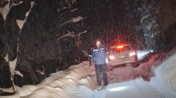 Familie cu patru copii, prinsă în zăpadă de aproximativ 50 de cm, salvată de jandarmi, în Arieșeni