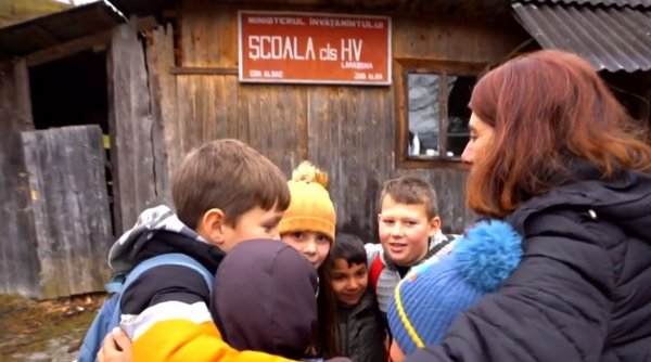 Povestea copiilor din România izolată care își doresc de la Moș Crăciun ghete și a învățătoarei care merge șapte km pe jos până la școală | ”Fă bine României”, o campaniei Antena 3 CNN