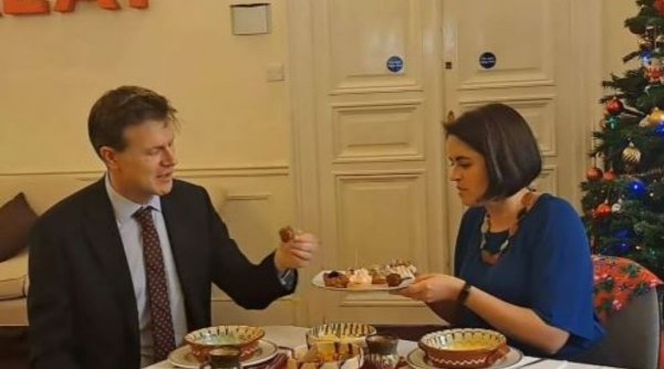 Masă de Crăciun cu mâncăruri tradiționale românești, la Ambasada Britanică din București. Diplomații au dat noroc cu chiftele