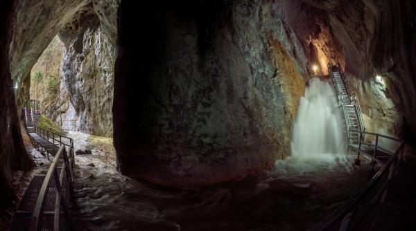 fenomen spectaculos decembrie pestera muntii apuseni