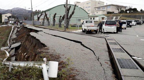 Cutremurul din Japonia s-a soldat cu cel puţin patru morţi, potrivit unui prim bilanţ oficial