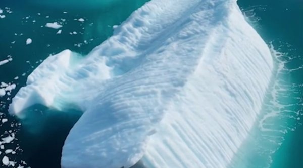 Fenomen rar surprins în apele Groenlandei. Un ghețar a fost filmat când se 