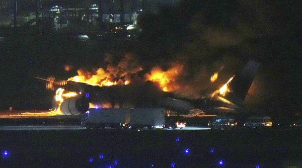 Filmul complet al tragediei cu avionul Japan Airlines de pe aeroportul din Tokyo