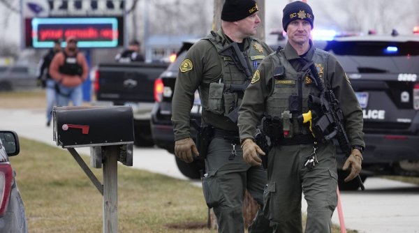 Atac armat într-o şcoală din Iowa, SUA. Mai multe persoane au fost împuşcate