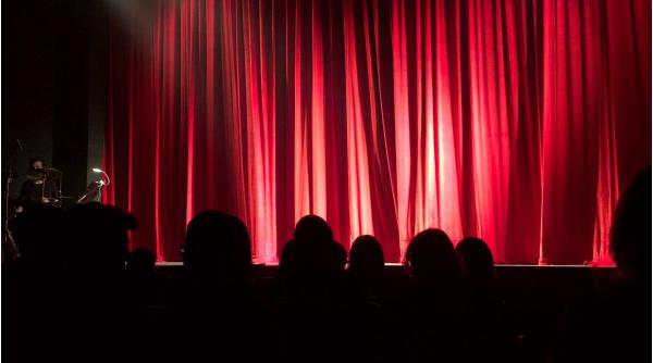 actor teatrul national cluj socat gest femei primul rand spectacol