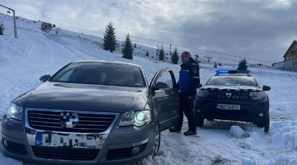 Turist rămas blocat în zăpadă, după ce a intrat cu mașina pe pârtie, în Caraș-Severin. Explicația dată jandarmilor montani 