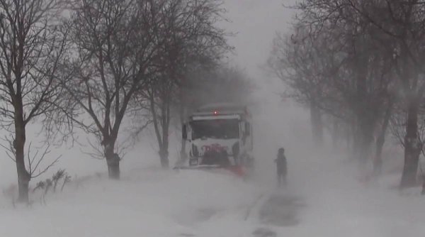 Ciclonul polar face prăpăd în România! Oameni blocați în zăpadă şi restricţii de circulaţie. Cursuri suspendate în mai multe şcoli