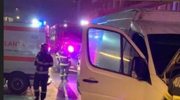 Accident cu șase victime în Arad, după ce un microbuz cu pasageri s-a izbit de grinda unui pasaj