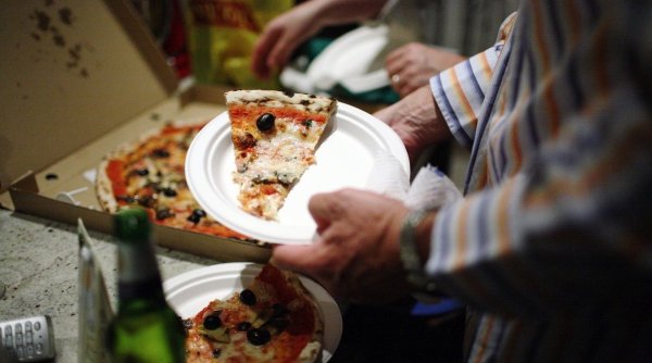 Un tânăr de 23 de ani a murit după ce a mâncat o felie de pizza comandată online. Ultima sa întrebare a fost: 