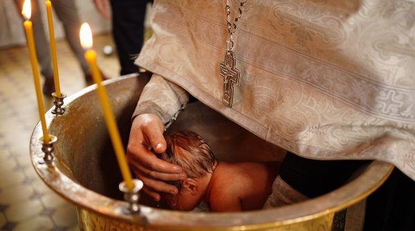 Condițiile absurde impuse de un preot unui cuplu de români pentru a le boteza copilul, în Anglia: ”E pur și simplu o aberație!”
