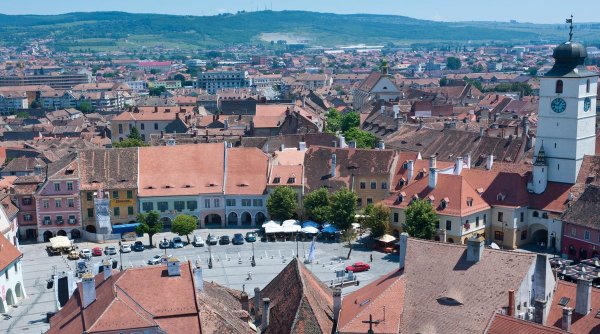 Patru tineri pasionaţi de istorie oferă tururi ghidate gratuite în Sibiu
