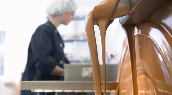 Fabrica de ciocolată din Europa care caută muncitori necalificați români. Se oferă un salariu de peste 1.500 de euro, cazare și mâncare