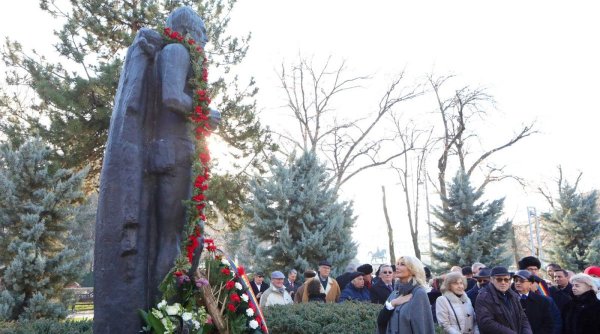 Raluca Turcan, surprinsă cu mâna pe colivă la mormântul lui Eminescu | Ministrul Culturii l-a omagiat pe Poetul Național, de ziua lui