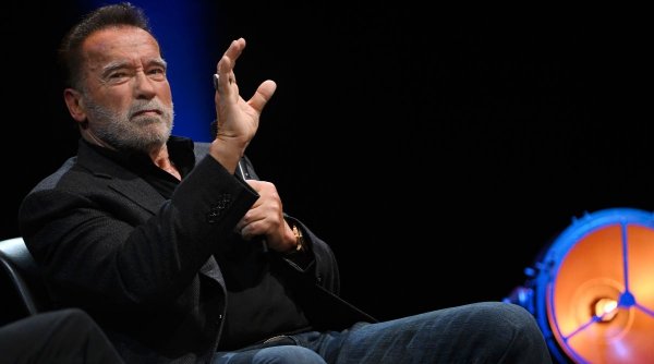 Arnold Schwarzenegger a fost oprit de autorități la aeroport din cauza unui obiect suspect găsit în bagajul său