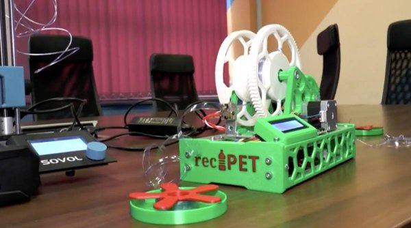 Invenție revoluționară, realizată de cinci elevi din Cluj: Aparatul care transformă PET-uri în plastic pentru imprimante 3D
