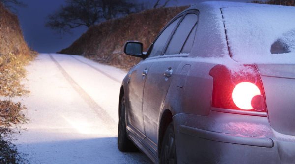 Amenda pe care o primesc șoferii care circulă cu maşina acoperită de zăpadă. Polițiștii pot aplica sancțiuni aspre