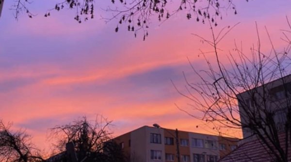Cerul Clujului, acoperit de nori roz. Explicația specialiștilor pentru fenomenul bizar