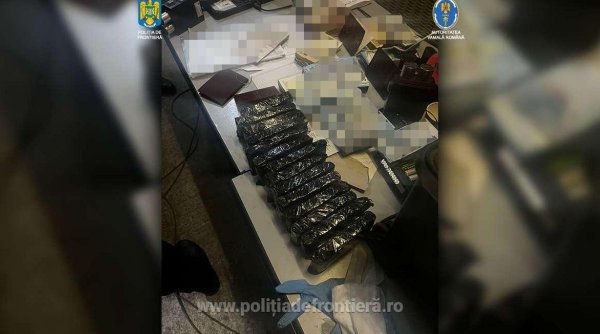 Pachete de bani ascunse în motorul unui autocar şi lipite pe pasageri, găsit de poliţişti la Vama Giurgiu