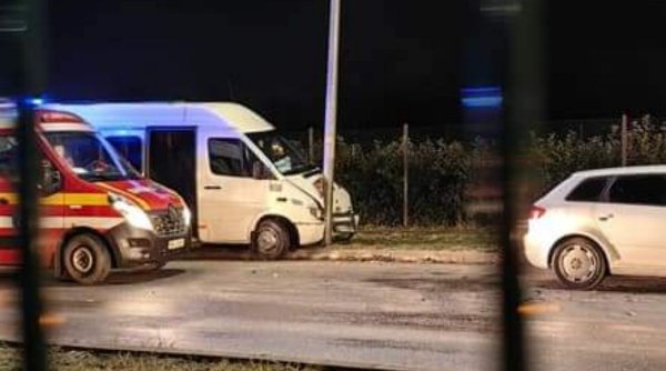 Accident cu două microbuze și o mașină, în Borș, Bihor. Nouă oameni au fost transportați la spital