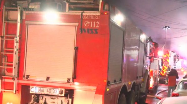 Incendiu puternic în București! O casă a ars în totalitate și alte două au fost afectate
