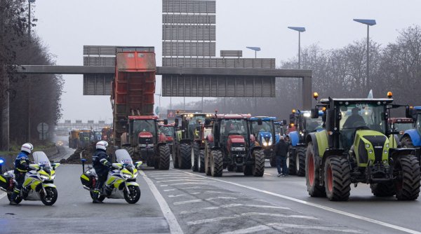 Fermierii francezi ameninţă că vor bloca Parisul. Europa e cuprinsă de furia agricultorilor