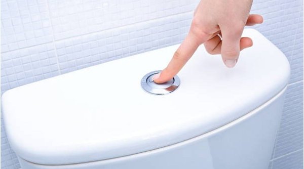 Cercetătorii au decis modul corect în care se trage apa la toaletă! Mulți oameni chiar nu știu acest lucru 
