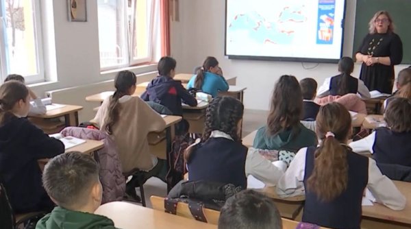 Comuna din România unde părinţii şi copiii s-au întors la şcoală împreună: 