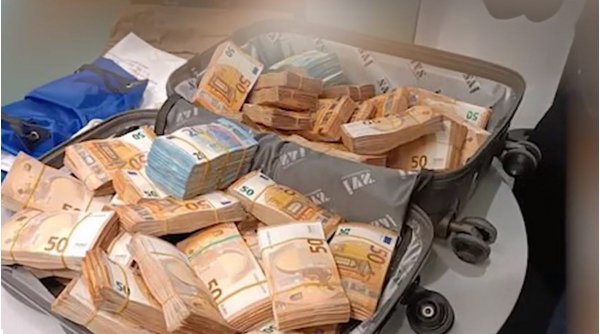Pensionar din Ucraina, prins pe un aeroport din Germania cu o valiză plină cu teancuri de euro