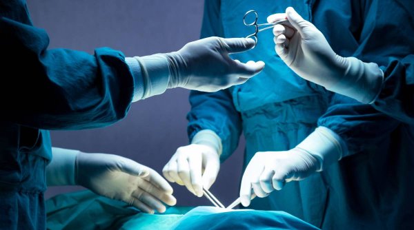 Chirurg plastician din Constanţa, plasat sub control judiciar, după mai multe operaţii estetice eşuate 