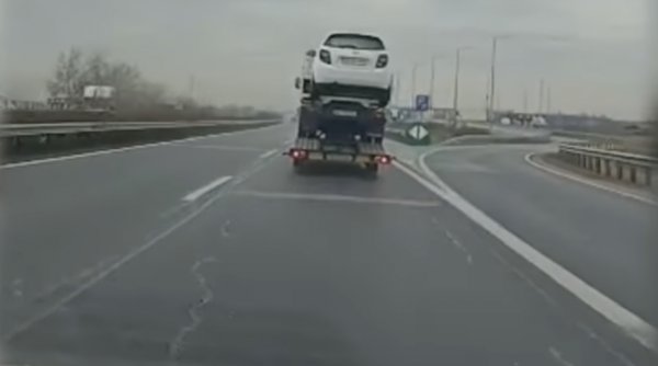 Un român a fost prins în Ungaria când transporta o mașină în remorca unui autovehicul aflat pe o platformă. Imaginile au devenit virale
