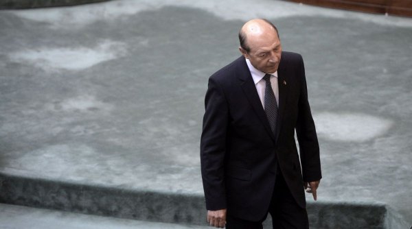Traian Băsescu, externat de medici după o săptămână în spital. I se recomandă să aibă la îndemână aparatul de oxigen