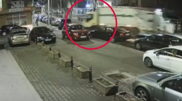Momentul în care o maşină de gunoi face praf cinci maşini pe o stradă din Alba Iulia