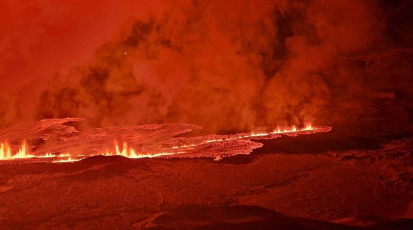 Imagini apocaliptice cu noua erupție a vulcanului în Islanda. Lava a fost aruncată 80 de metri în aer