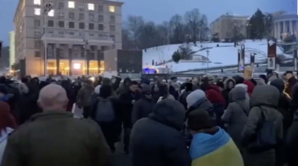 Protest în Kiev. Oamenii cer demisia lui Volodimir Zelenski, după ce acesta l-a înlăturat pe Valeri Zalujnîi