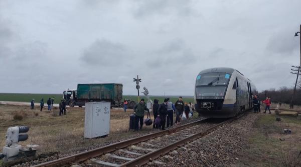 accident feroviar balteni olt remorca gunoi camion lovita tren calatori