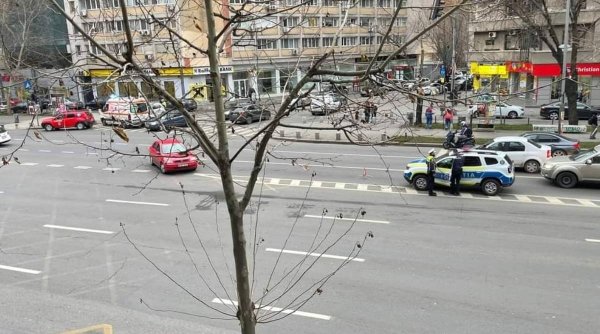 Agent de poliție de la Brigada Rutieră din București, acroşat de o maşină, în timp ce fluidiza traficul