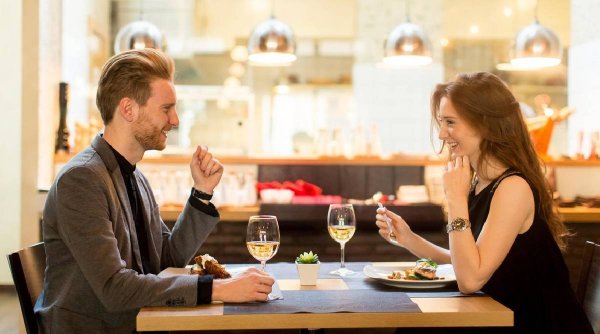 Cât costă o cină romantică la restaurant, de Ziua Îndrăgostiților. Banii pe care îi scot din buzunar cei care sărbătoresc iubirea în oraș