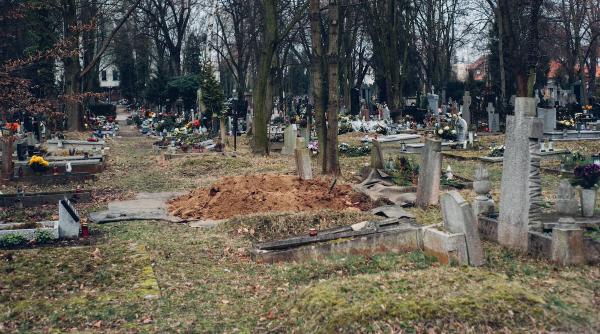 doi copii profanare mormant aninoasa bani sicriu furt