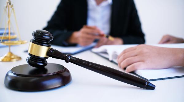 judecatori constanta amenintati individ arma vanatoare