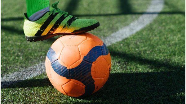Un copil de 13 ani a murit după antrenamentul de fotbal. A fost găsit în stop cardio-respirator