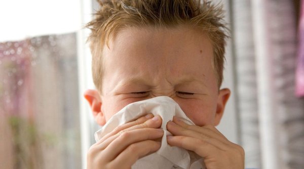 Temperaturile ridicate grăbesc sezonul alergiilor. Cei mai afectați sunt copiii, avertizează medicii