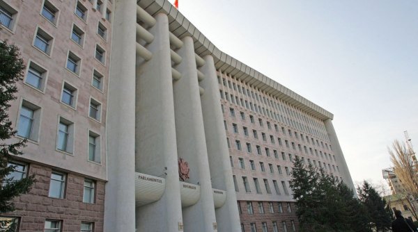 Parlamentul de la Chişinău a fost evacuat în timp ce separatiştii din Transnistria cereau ajutorul Rusiei | 