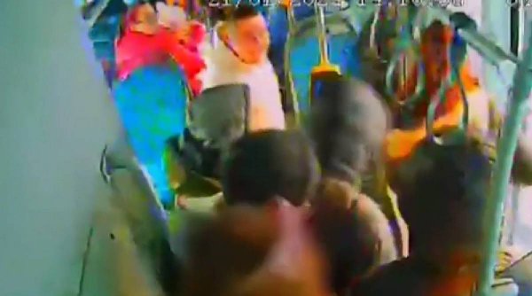 Un bărbat a agresat o tânără în autobuz, sub privirile nepăsătoare ale călătorilor, în Pitești. Agresorul s-a predat polițiștilor