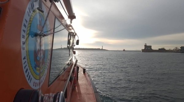 Incendiu la bordul unei nave cu 16 persoane, în rada Portului Sulina. Echipajul a refuzat să coboare