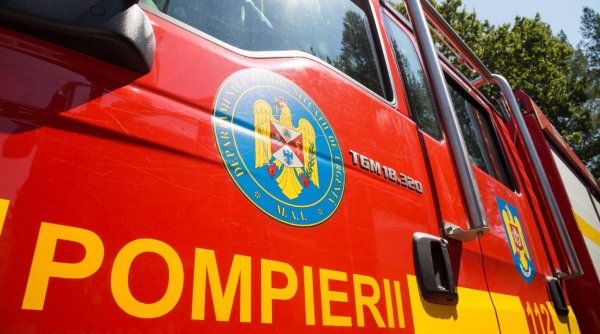 Explozie urmată de incendiu într-o gospodărie din județul Argeș | O persoană a fost transportată la spital
