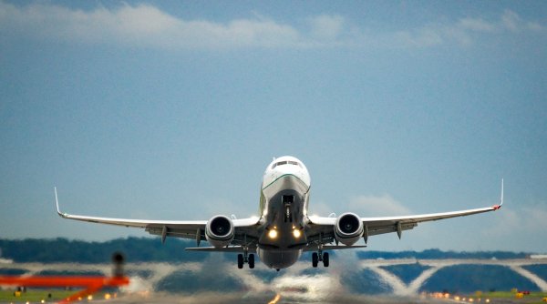 Panică la bordul unui avion din Cluj Napoca, după ce pilotul a anunţat că nu poate ateriza