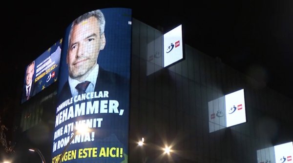 Mesaj special de întâmpinare pentru Karl Nehammer, proiectat pe ecranele din București, din partea Antena 3 CNN: 