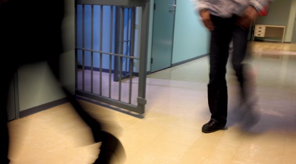 Polițist de la Penitenciarul Giurgiu, trimis în judecată pentru că ar fi luat mită de la un deținut ca să îi aducă substanțe dopante în închisoare