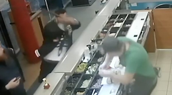 Angajatul unui restaurant din București, atacat cu toporul de un client. Momentul a fost surprins pe camerele de supraveghere